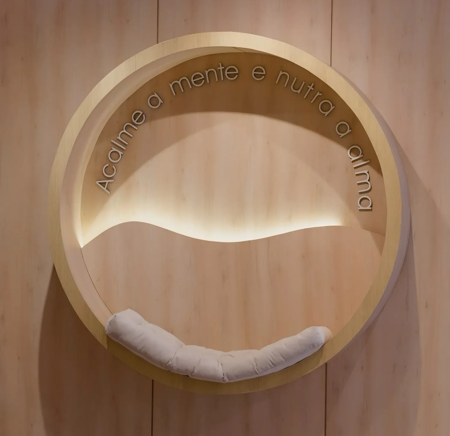 Ambiente de acolhimento com assento circular na FORENA
